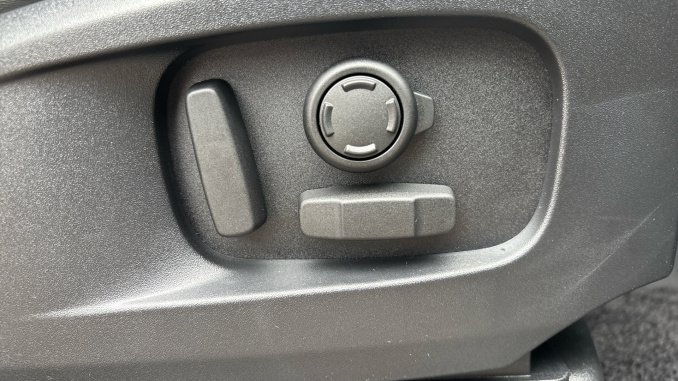 Land Rover Defender 3.0 D250 X-Dynamic HSE 110 5dr Auto Diesel Estate - Image 33